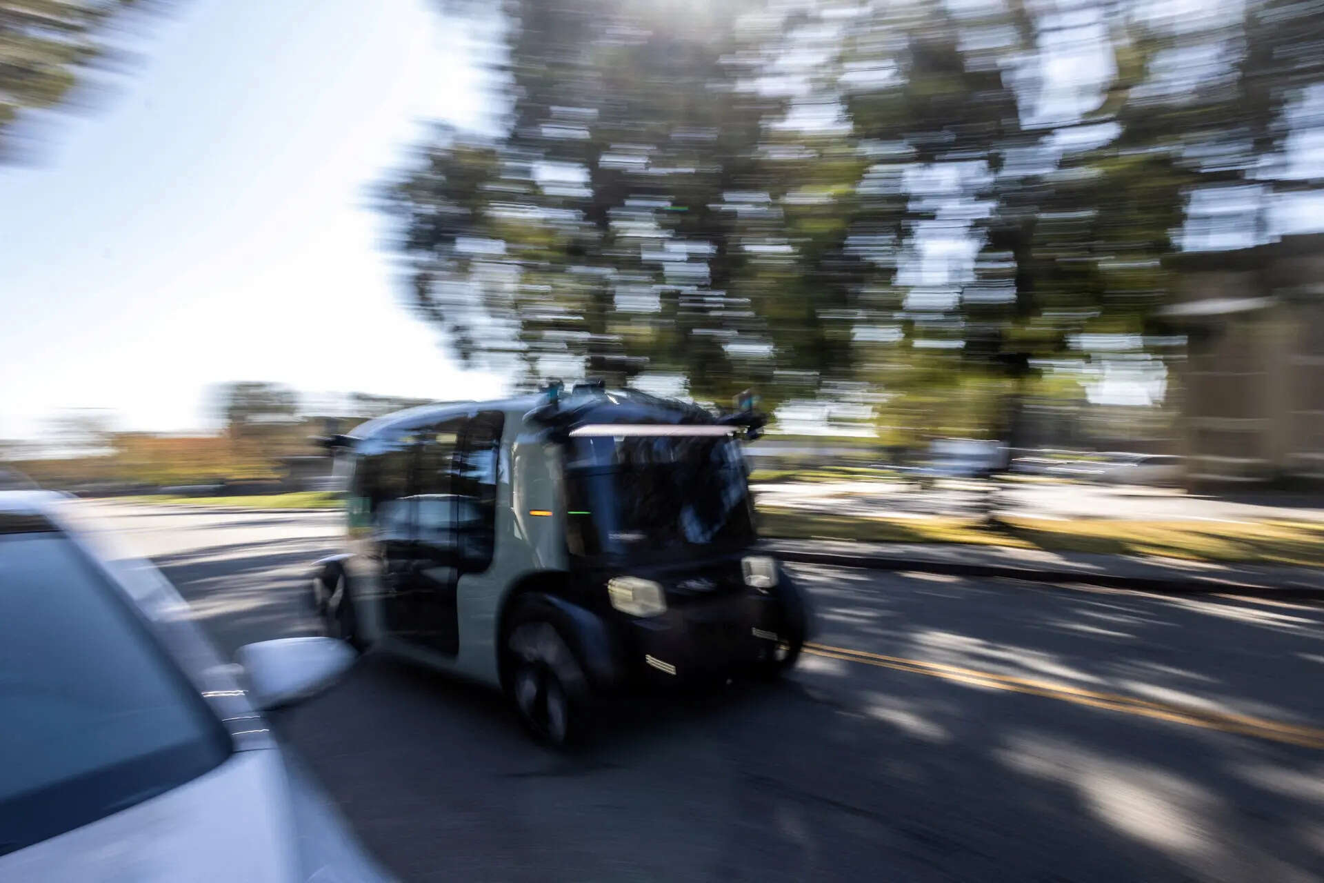 <p>Amazon's self-driving unit Zoox gets regulatory green light from U.S. safety agency for demo use, as federal probe into compliance concludes.<br></p>