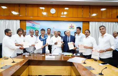 <p>Sukhadeo Thorat, the Chairman of the State Education Policy Commission, submitted a 2,197-page report to Karnataka Chief Minister Siddaramaiah on Friday</p>