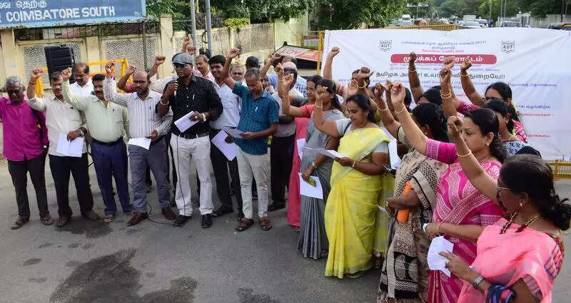 <p>The protestors said the govt had also not released the arrears of those staff who were promoted with monetary benefits in the aided arts and science colleges</p>