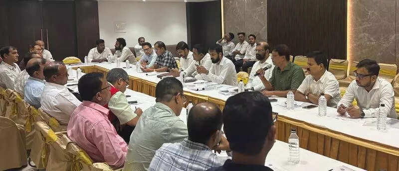 <p>In a joint meeting, convened by Aasu, with the teachers' unions, both the unions urged the govt to reconsider its decision to appoint retired teachers, terming it as ‘unjust' decisions. </p>