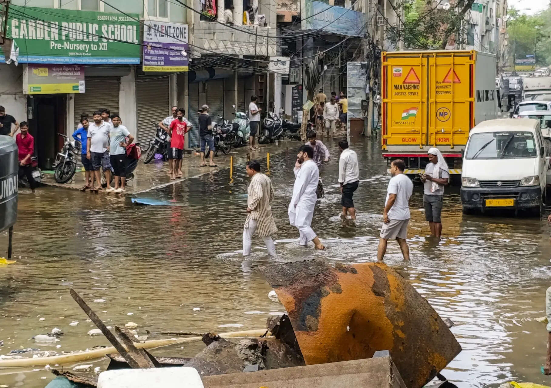 <p>He directed officials to carry out urgent measures such as mosquito-control spraying, deployment of additional pumps, silt removal and cleanliness drives.<br></p>
