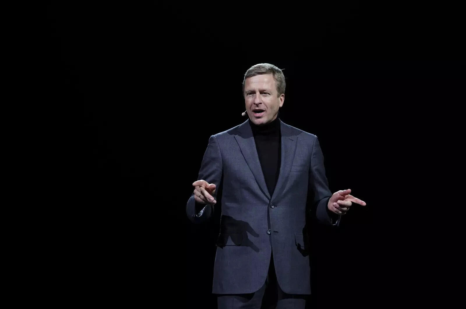 

<p>BMW CEO Oliver Zipse warns of an industry shake-up, stressing the need to avoid missteps as the company ramps up its electric vehicle push.</p>
<p>“/><figcaption class=