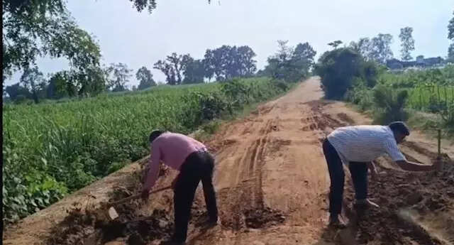 <p>The teachers from Khadgawa Kala in Surajpur and Khokhaniya in Balrampur spent Saturday in labour work filling potholes along a kilometre kutcha stretch that passes through the Bildwar forest connecting two districts.</p>