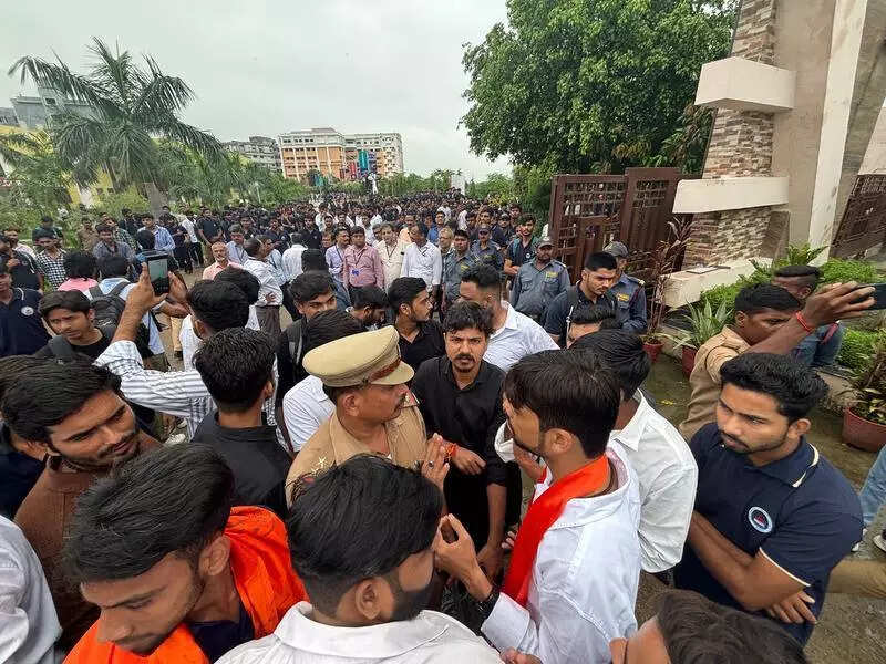 <p>The protesting students have accused the university of jeopardising their future by enrolling them in a programme without recognition from the Bar Council of India</p>