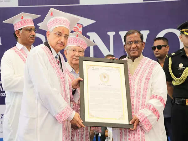 <p>Appreciating the university's achievements, the Governor highlighted its dynamic nature, reflected in the 278 MoUs signed at national and international levels</p>