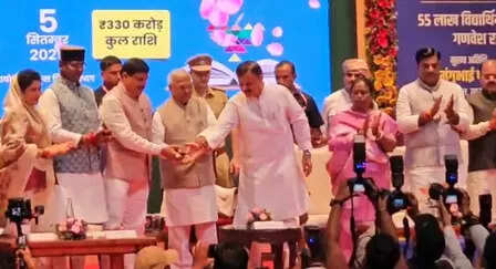 <p>The amount was transferred to the bank accounts of school children through a single click</p>