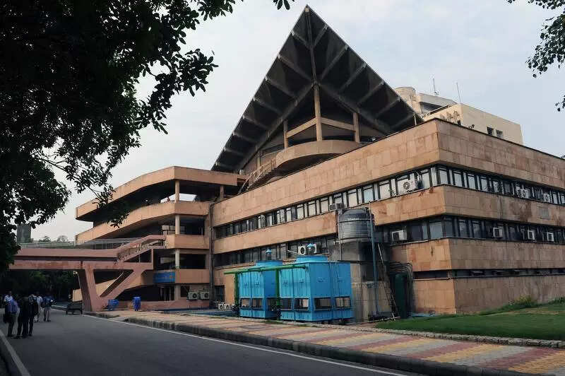 <p>Early trends from these IITs suggest a larger recruiter lineup, elevated interest from high-frequency trading (HFT) firms, and the likelihood of increased job offers, placement cell officials at these IITs told ET.</p>