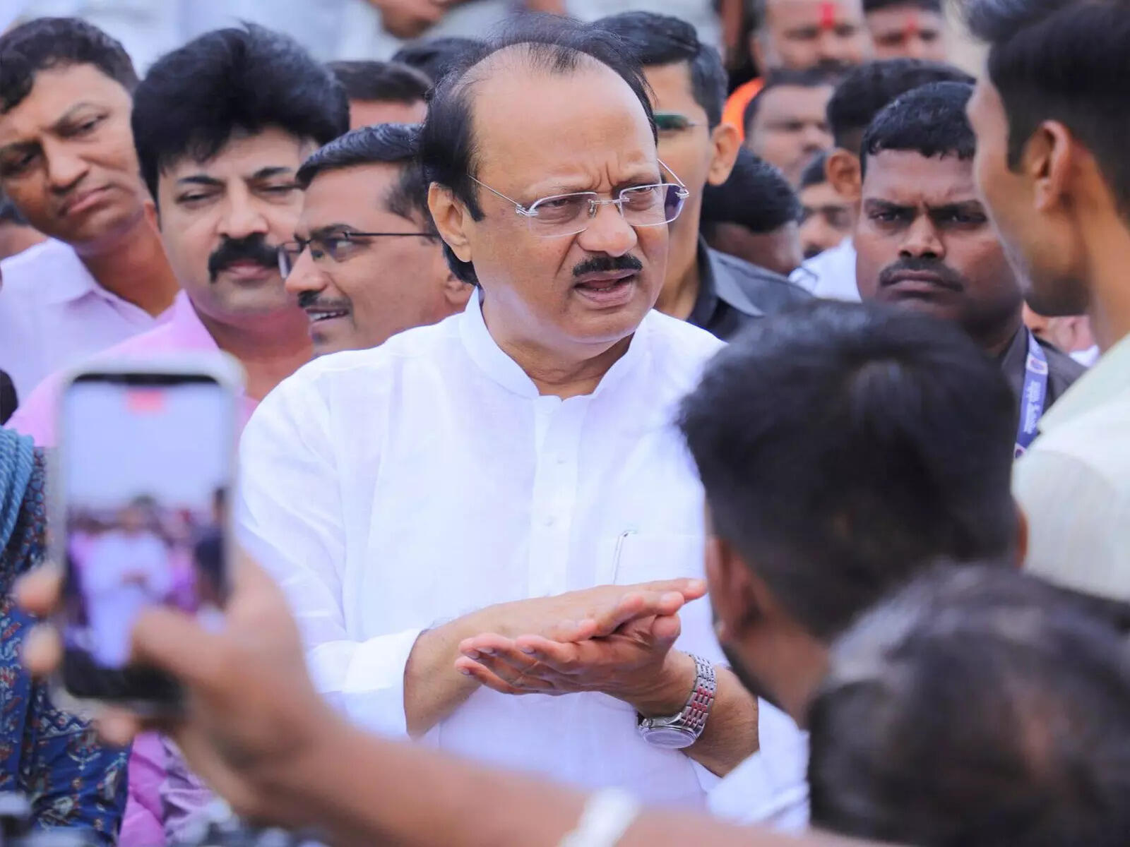 <p>Maharashtra: Deputy CM Ajit Pawar inspects flood-affected areas in Solapur</p>