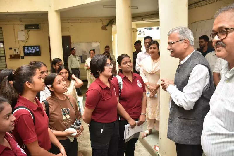 <p>He visited several girls' and boys' hostels, including Vindhyawasini Girls Hostel, Nilgiri Girls Hostel, Himadri Girls Hostel and Vindhyachal Boys Hostel</p>