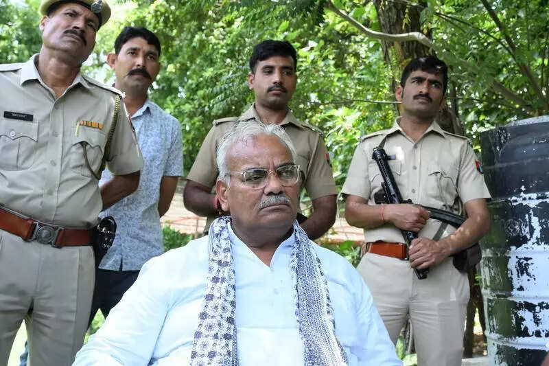 <p>Dilawar, while speaking to media in Jodhpur, said that the education department has said that teachers should not take their mobile phones to classrooms</p>