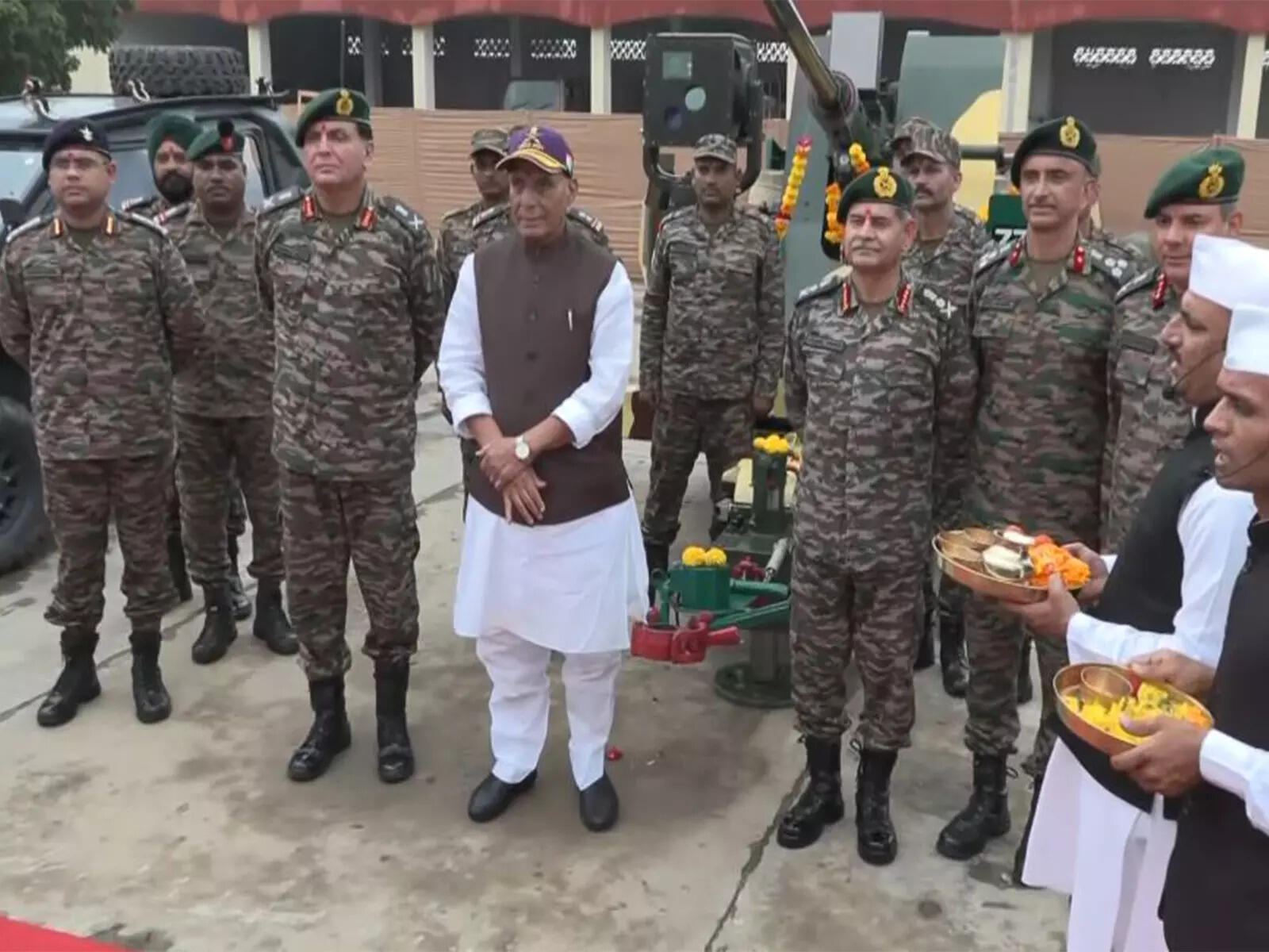 <p>Defence Minister Rajnath Singh on Thursday conducted Shastra Pooja at the Bhuj Military Base on the occasion of Vijayadashami. <br></p>