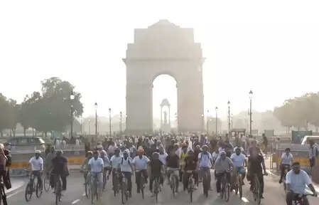 <p>The event saw enthusiastic participation from teachers, students, and citizens, with the Union Minister for Youth Affairs and Sports, Mansukh Mandaviya, leading the celebrations as the chief guest</p>