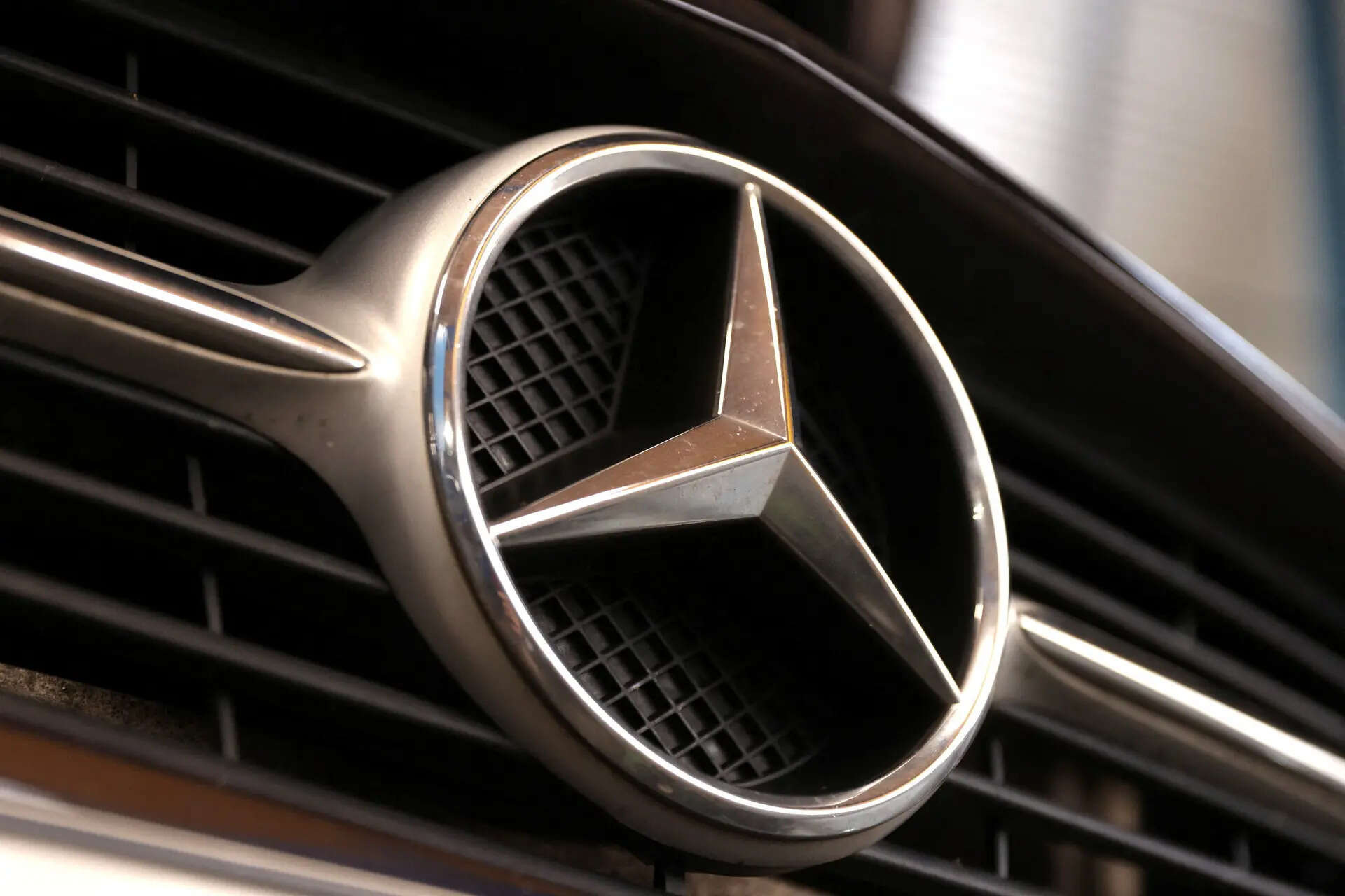 

<p>Mercedes-Benz saw a sales drop in the third quarter. Deliveries fell significantly in the United States and China. </p>
<p>“/><figcaption class=