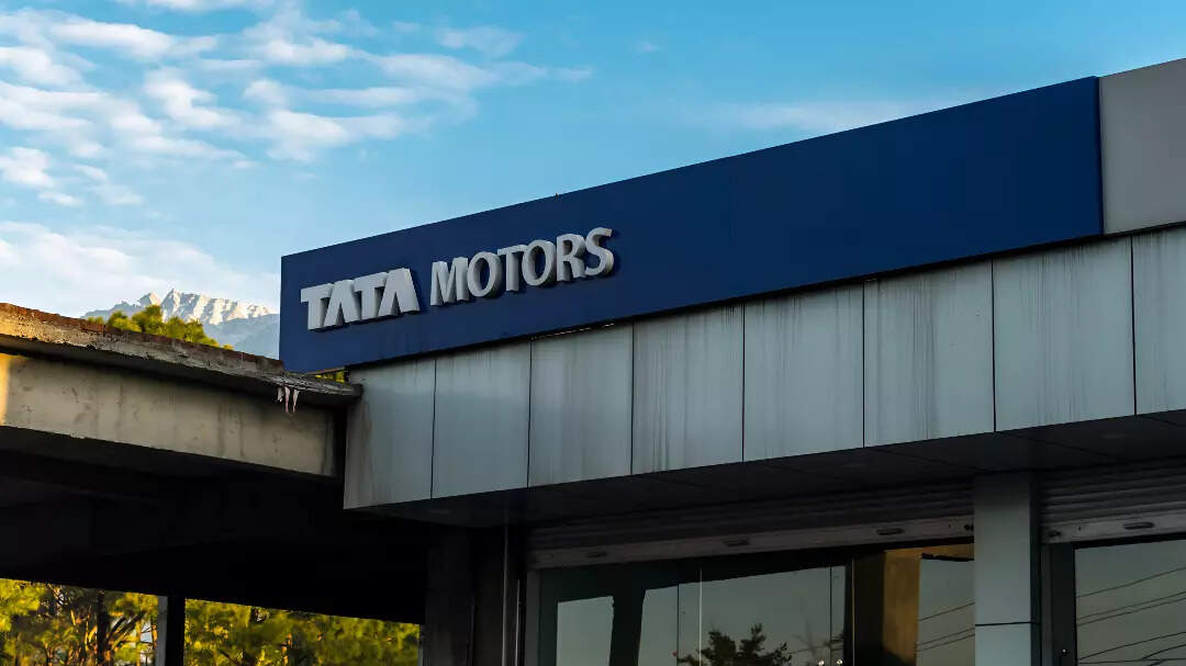 <p>Tata Motors shares have dropped 6.8% in four sessions to ₹689.3 on the BSE, falling below ₹700 as investors await the record date for its demerger next week.</p>