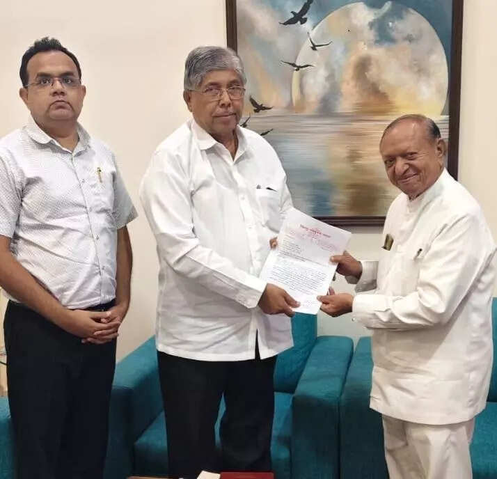 <p>A delegation of Sindhu Navyuvak Mandal, led by president Prof Vijay Kewalramani met the minister and presented a letter for effectively implementing the New Education Policy (NEP) in Maharashtra.</p>