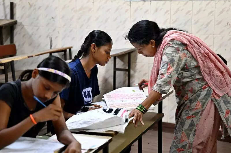 <p>The Right To Education Act, 2009 mandates a pupil-teacher ratio (PTR) of 30:1 at the primary level (classes I-V) and 35:1 at the upper primary level (classes VI-VIII).</p>