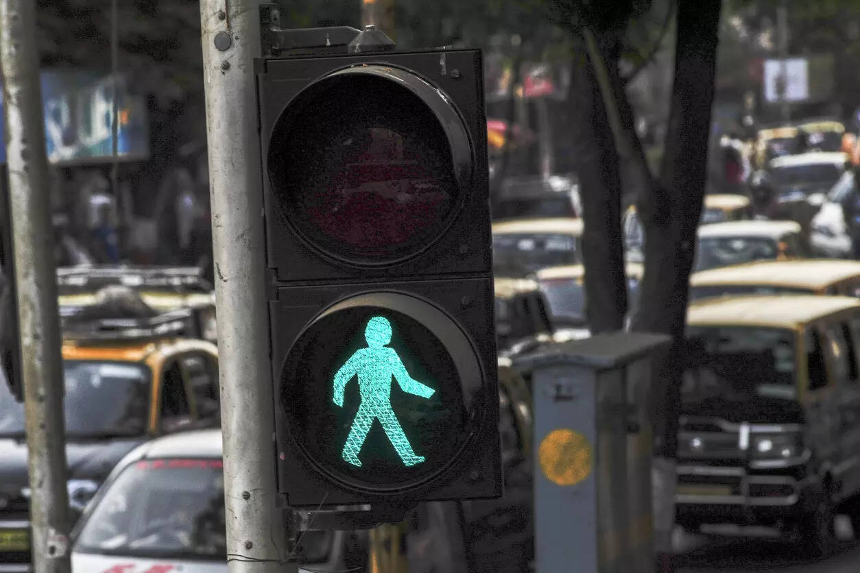 <p> With the Mappls integration, the same countdown displayed on physical signal poles can now be viewed directly on mobile screens.</p>