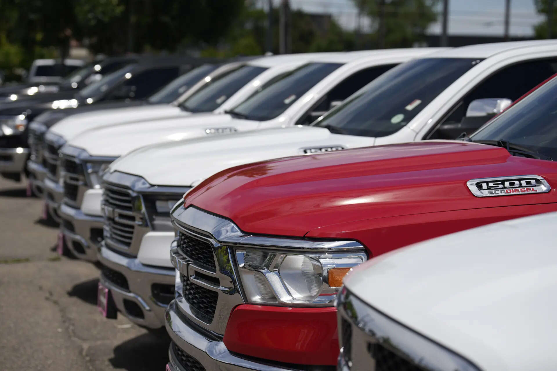 Two prominent automotive giants, First Brands and Tricolor, have succumbed to bankruptcy, prompting worries about concealed dangers lurking in the credit market.