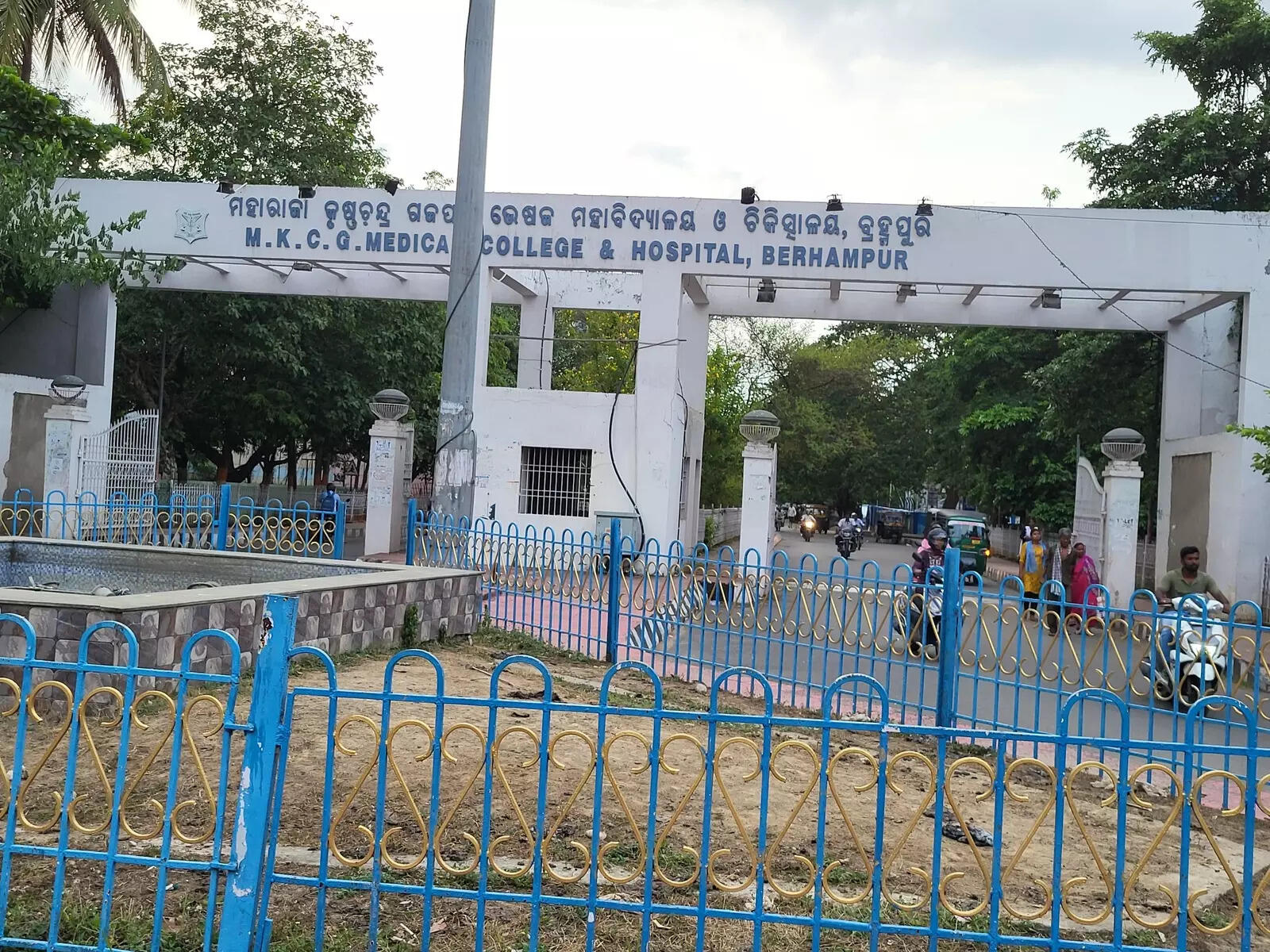 <p>mid the chaos, SCB students claimed they had to move through a dark alley to reach safety, where they were again pelted with stones and debris. Injured students received first aid before returning to Cuttack later that night.<br></p>