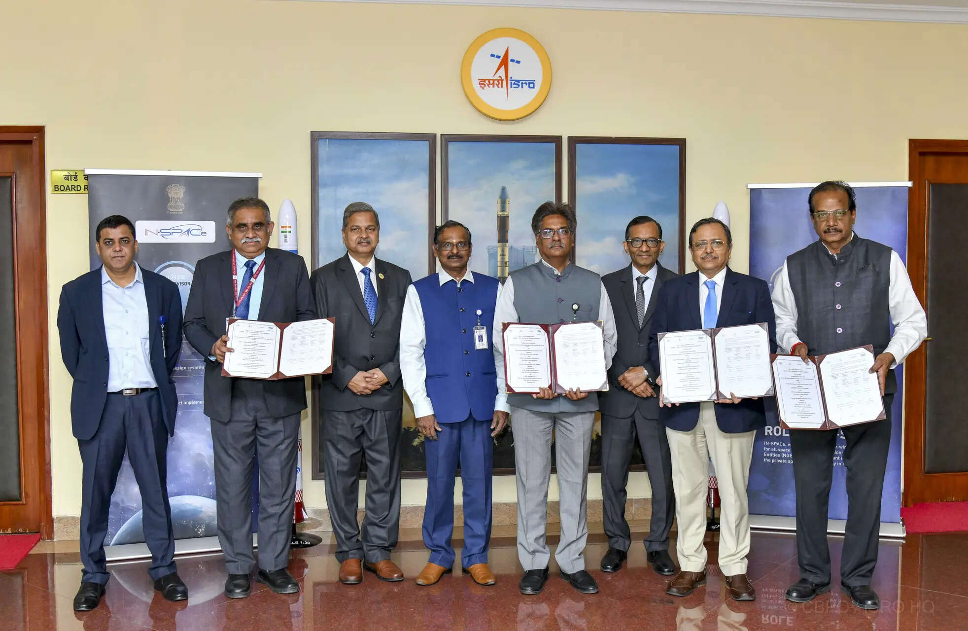 <p>Union Minister of State for Science and Technology Bhupathiraju Srinivasa Varma and Andhra Pradesh Deputy Speaker Kanumuru Raghurama Krishnam Raju attended the launch, along with university officials and hundreds of students.<br></p>