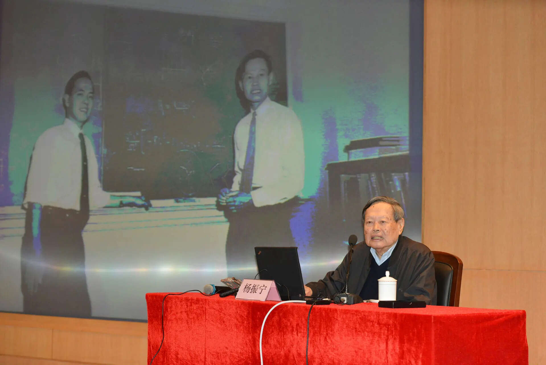 <p>In his speech at the Nobel Banquet at the time, he said he was as proud of his Chinese heritage as he was devoted to modern science, a part of human civilization of Western origin.<br></p>