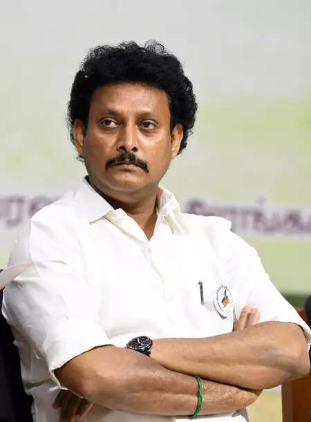 <p>A high-level committee has been constituted under the chairmanship of School Education Minister Anbil Mahesh Poyyamozhi to steer the curriculum revision process.</p>