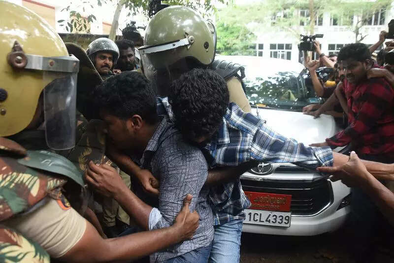 <p>When the VC emerged after a syndicate meeting, a large number of SFI activists blocked his car and raised slogans against him.</p>