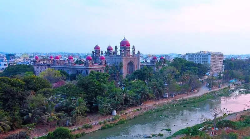 <p>Telangana high court pulls up HYDRAA, says 