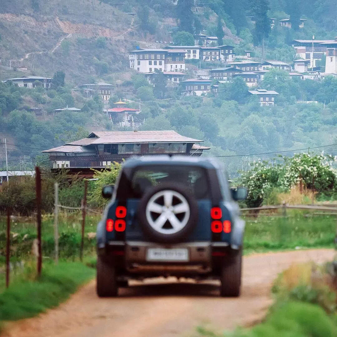 

<p>Participants will drive the Defender 110 during the scheduled journeys, each supported by a team of product experts who will accompany the convoy throughout the route.</p>
<p>“/><figcaption class=