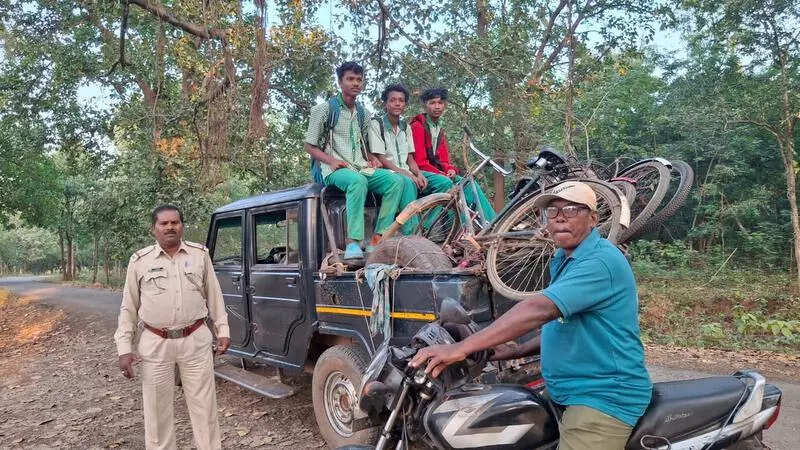 <p>Banki forester Bijay Keral and gaja sathi Saran Soy decided to drop the students at their school and to fetch them after class in a pick-up vehicle</p>