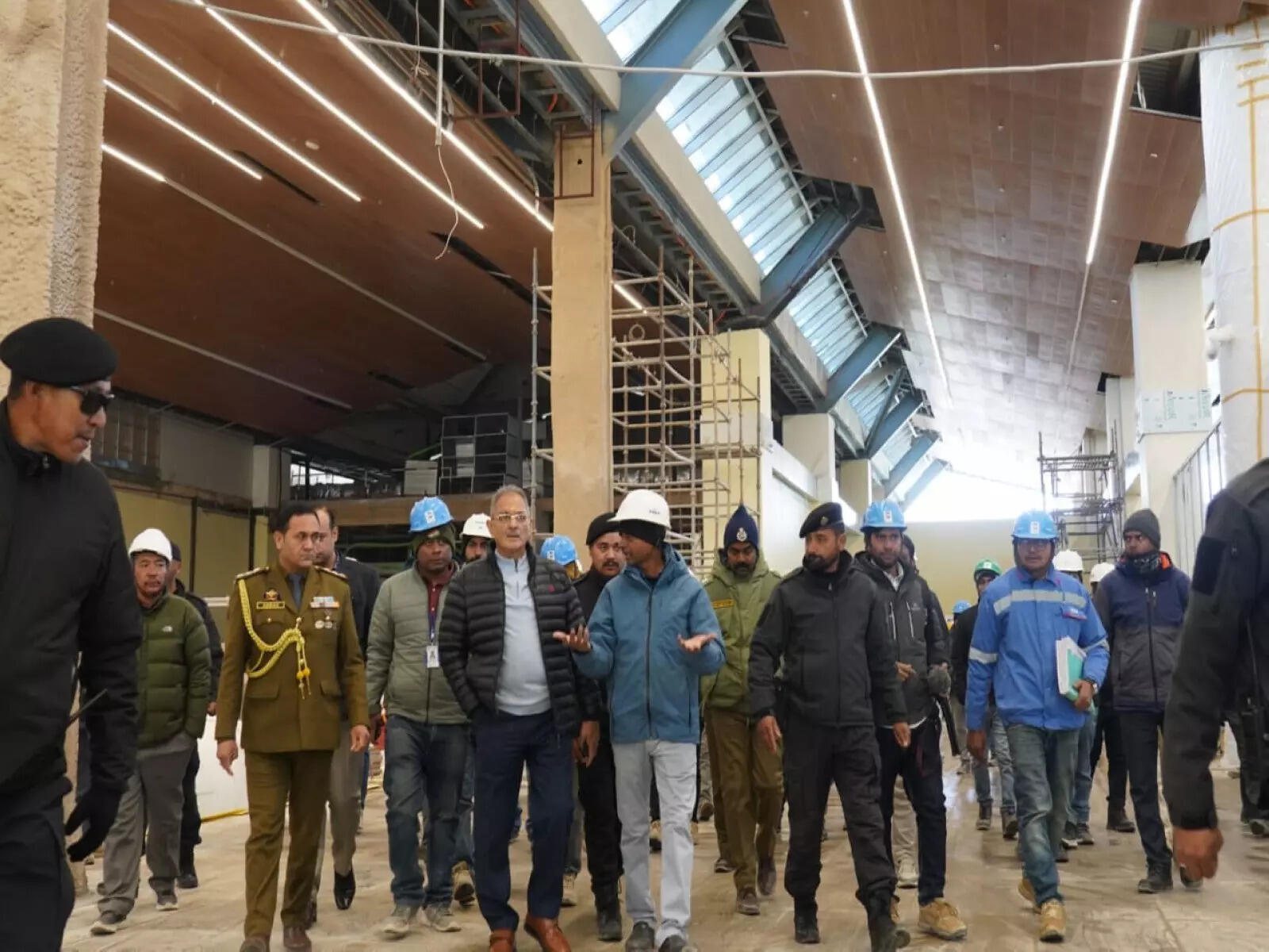 <p>LG Kavinder Gupta reviews progress of eco-smart new airport terminal at Leh</p>