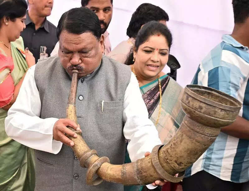 <p>During his visit, the Union Minister toured the exhibition area showcasing tribal crafts, food products, and cultural artefacts, and also observed performances by participating students</p>