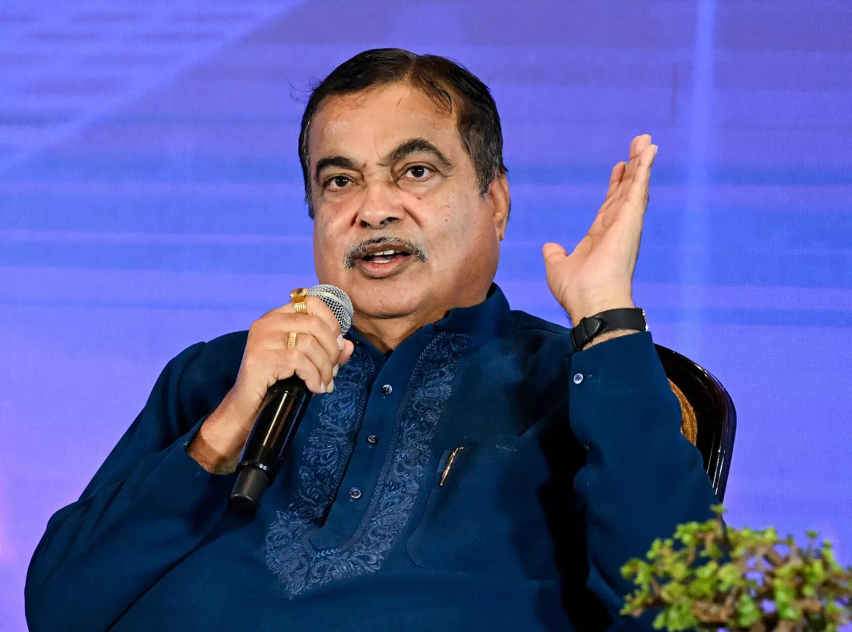 

<p>Union Minister Nitin Gadkari is championing alternative fuels like hydrogen to combat Delhi’s air pollution. He revealed his use of Toyota’s Mirai hydrogen car. </p>
<p>“/><figcaption class=