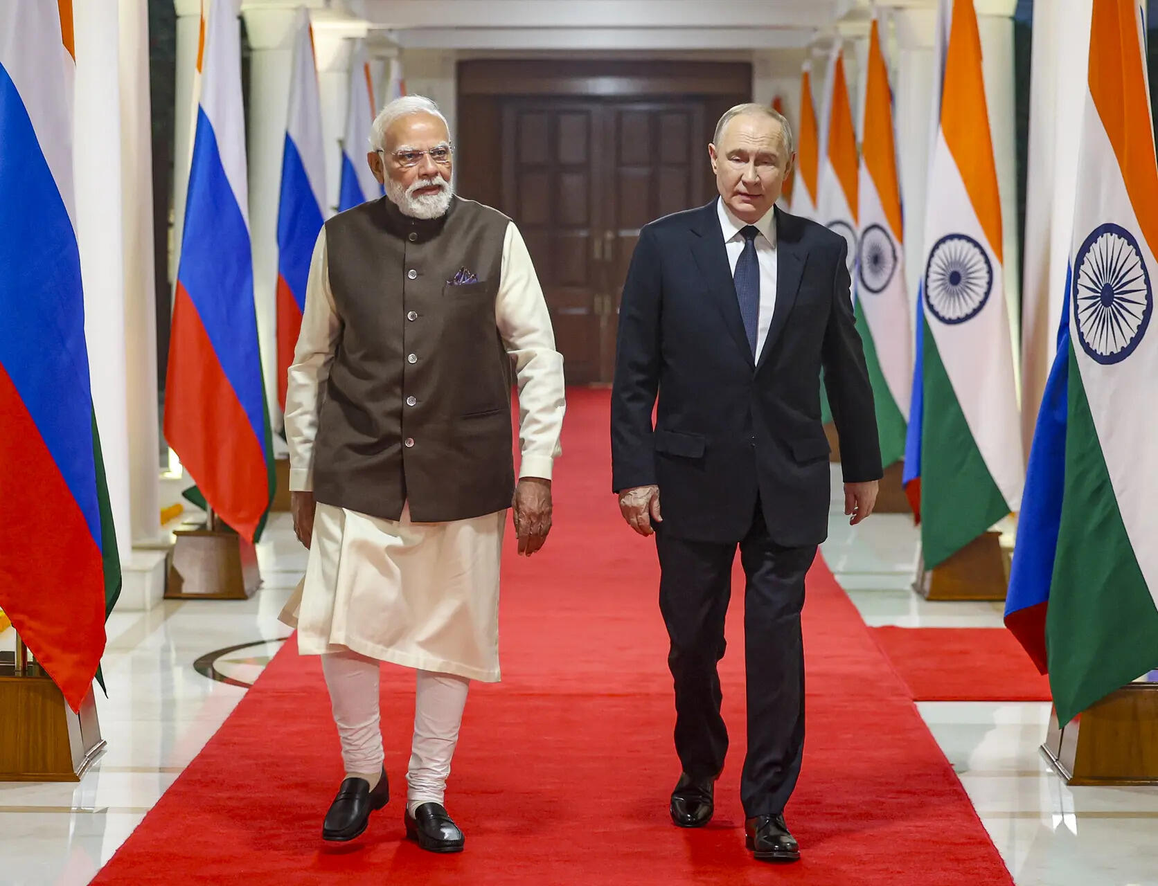 <p>Prime Minister Narendra Modi met with Russian President Vladimir Putin. India stressed its commitment to peace in the Ukraine conflict.</p>