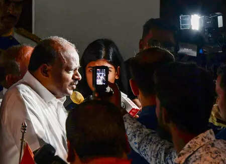 <p>Responding sharply to criticism from Chief Minister Siddaramaiah and Minister H.C. Mahadevappa, Kumaraswamy questioned whether discussing what is good, promoting right thinking, and imparting positive values to children amounts to Manuvad</p>