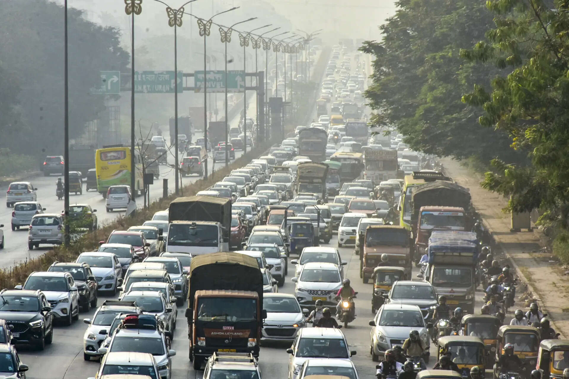 Traffic-related particulate pollutants such as PM₁₀, PM₂.₅ and black carbon were present at moderate levels in major cities but were lower in magnitude than NOx and CO.