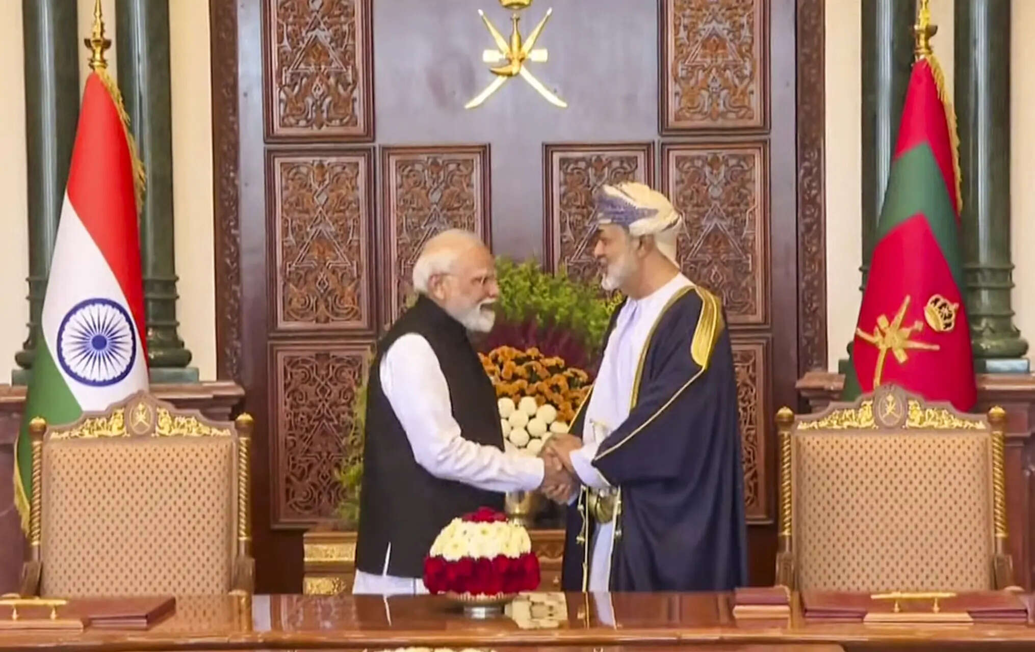 <p> Prime Minister Narendra Modi with Sultan of Oman Haitham bin Tarik during exchange of MoUs and agreements, in Muscat, Oman.</p>