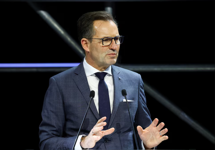 

<p>On Tuesday, the European Commission dropped its hard cut-off for new combustion-engine cars from 2035, bowing to calls from Volkswagen and other carmakers for greater flexibility.</p>
<p>“/><figcaption class=