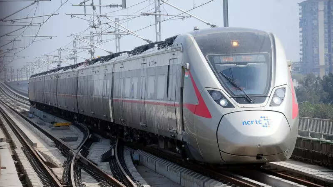 <p>Santa Claus also interacted with people travelling by car and bike at major roads and intersections across locations including Anand Vihar, Ghaziabad, Sahibabad and Muradnagar.</p>