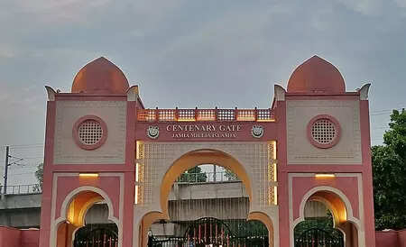 <p>In the valedictory address, Professor Mehtab Alam Rizvi, Registrar, Jamia Millia Islamia, spoke on the role of teachers in democracy and nation-building by drawing from classical philosophers.<br></p>