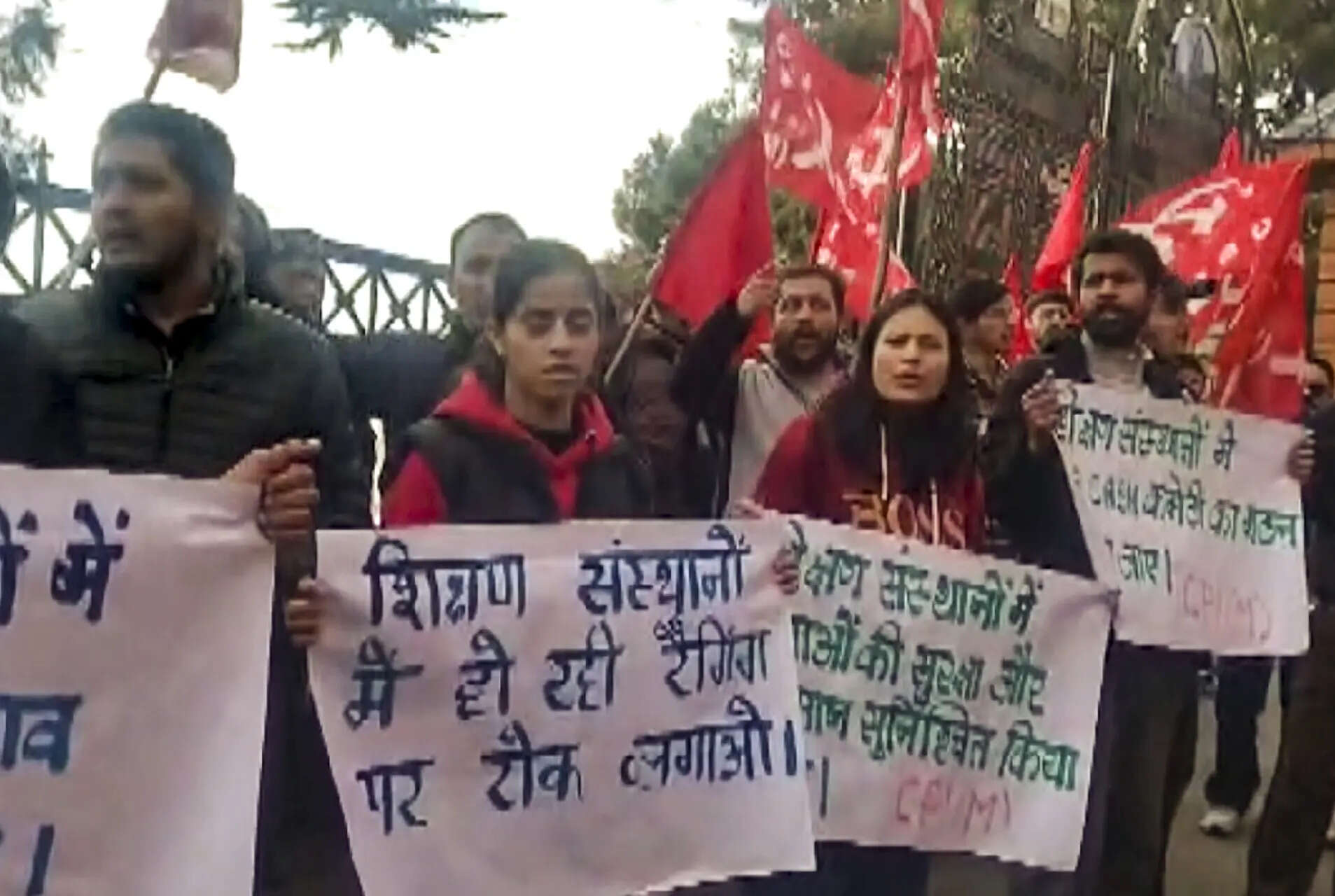 <p>On Monday afternoon, the deceased girl's family members staged a road blockade at Gandhi Chowk and raised slogans</p>