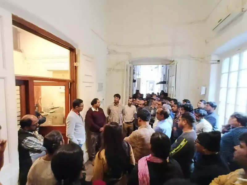 <p>They said the state move "threatens retirement benefits and undermines institutional autonomy"</p>