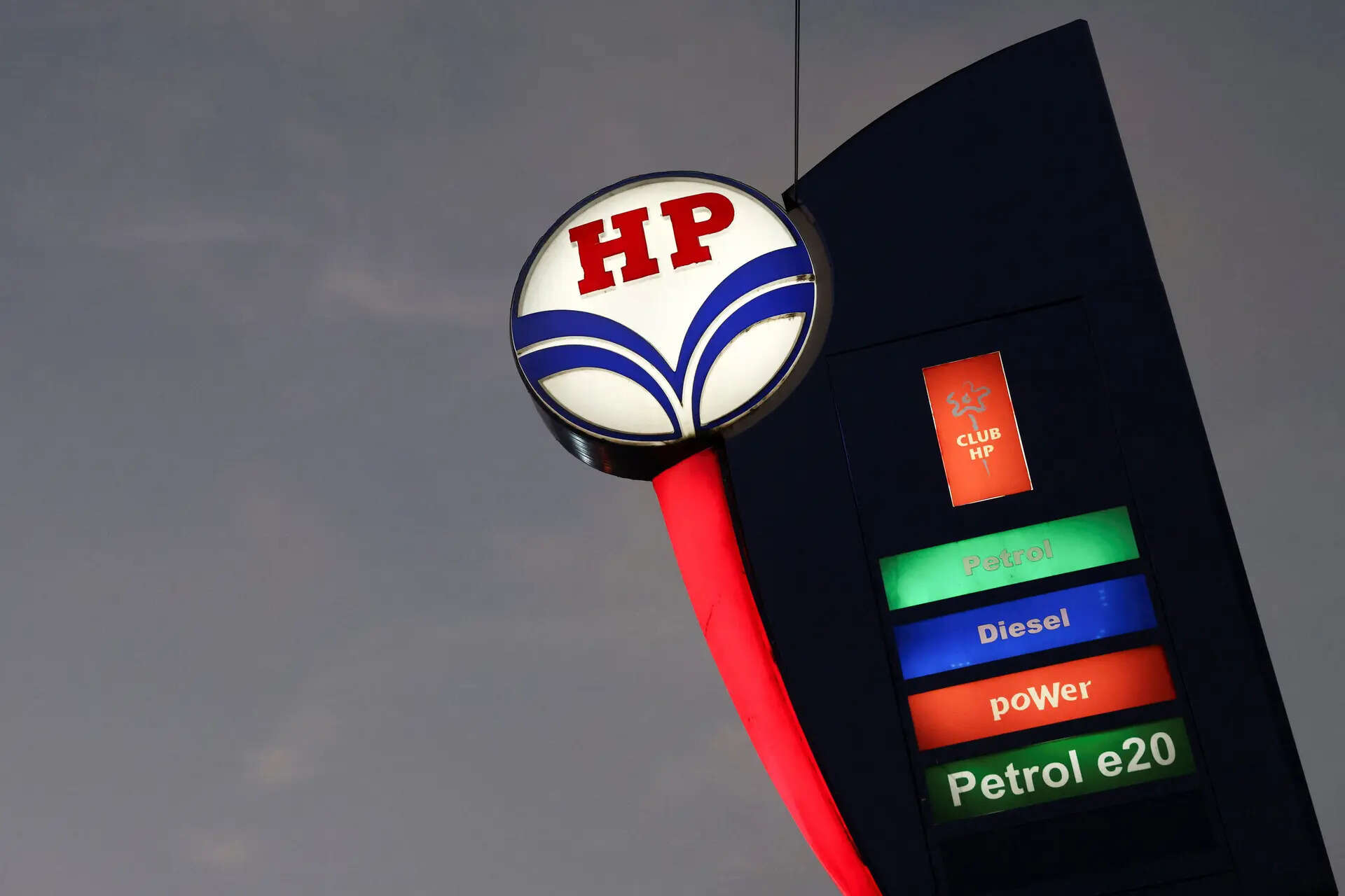 <p>HPCL operates a 190,000 bpd Mumbai refinery and a 300,000 bpd Vizag refinery.</p>
