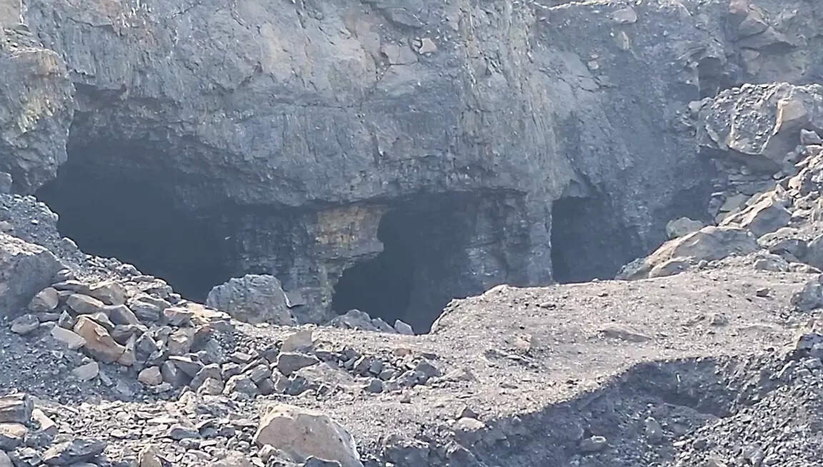 <p>Mining operations in Dhanbad's Lodna-10 area were halted after a violent clash between BCCL employees and Dev Prabha Outsourcing Company workers. </p>