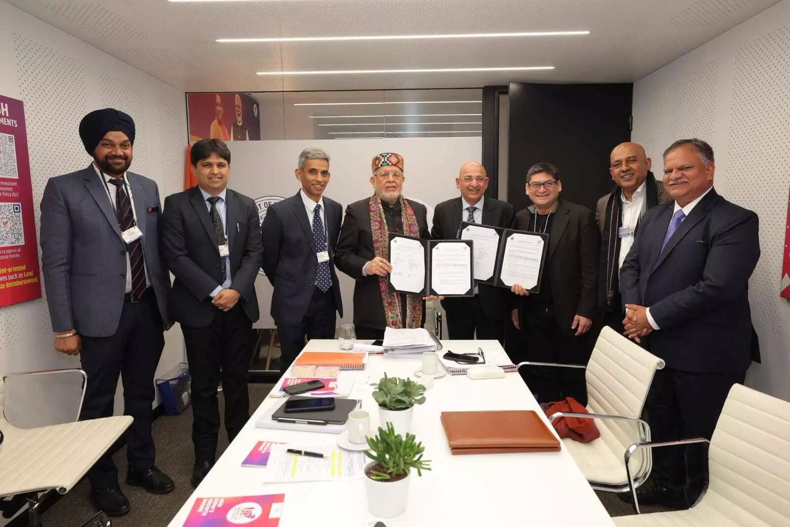 

<p>एस्सार समूह के साथ 25,000 करोड़ रुपये का समझौता ज्ञापन इस वर्ष दावोस कार्यक्रमों के दौरान राज्य द्वारा की गई सबसे बड़ी निवेश प्रतिबद्धताओं में से एक का प्रतिनिधित्व करता है। </p>
<p>“/><figcaption class=