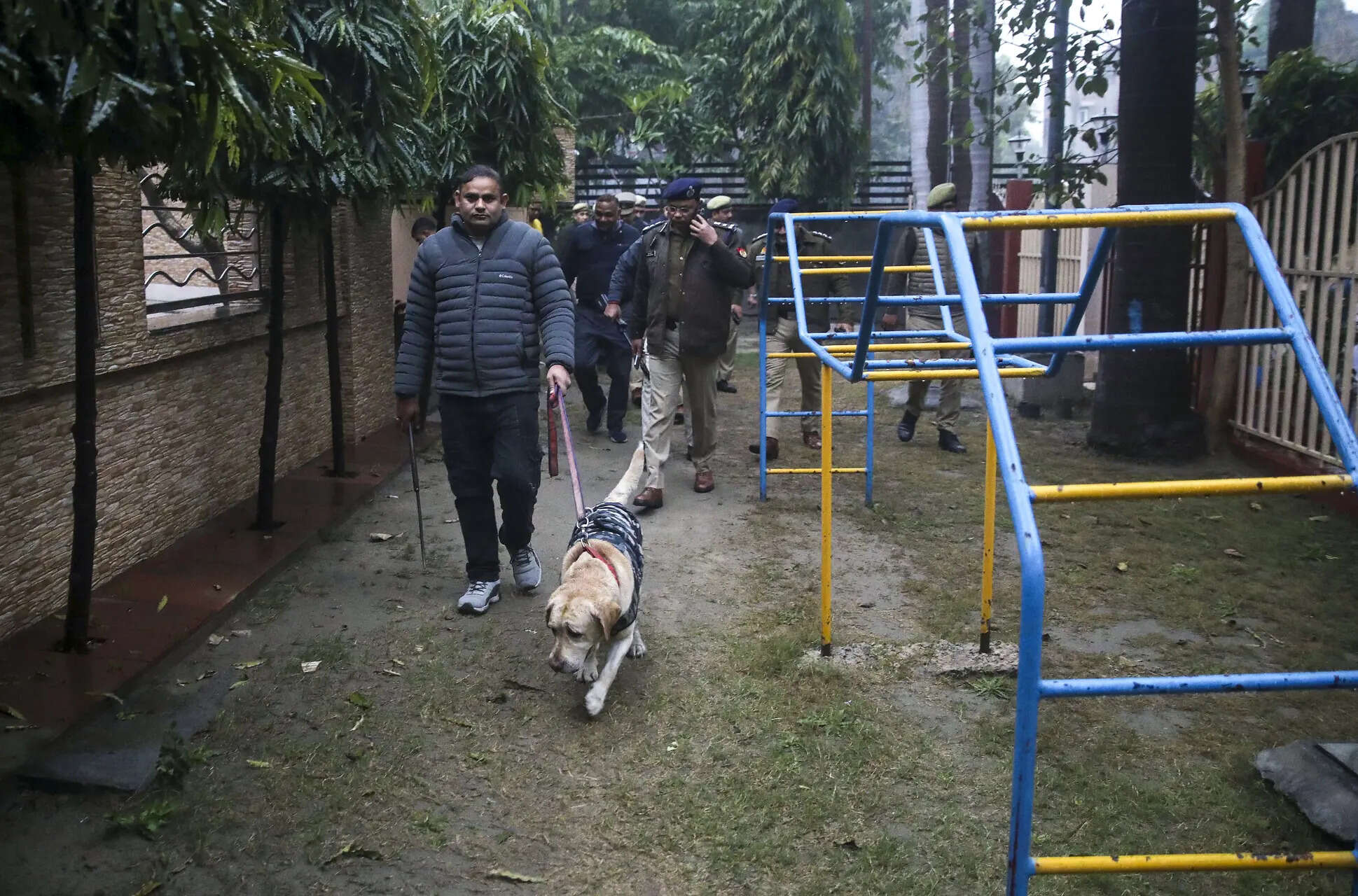 <p>Senior officers, personnel from various police stations, bomb disposal squads, fire services, dog squads and BDDS (bomb detection and disposal squad) teams rushed to the affected schools</p>