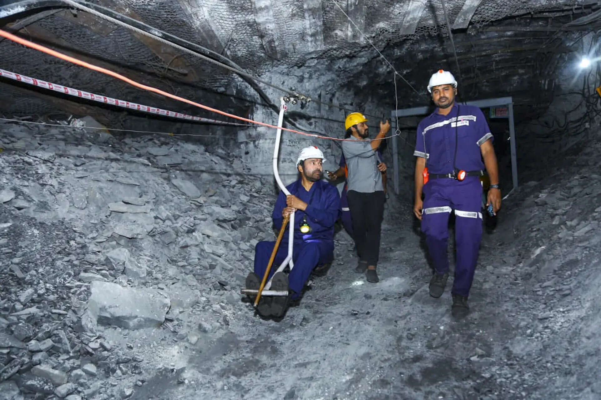 <p>India's mines ministry is proposing new rules to speed up mining operations. These changes will allow companies to start production in parts of mineral blocks even if forest clearances are pending. </p>