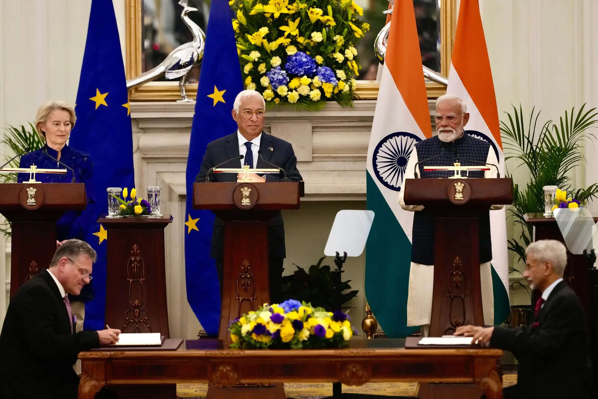 <p>Indian Prime Minister Narendra Modi, rear right, European Council President Antonio Costa, rear center, and European Commission President Ursula von der Leyen, rear left, watch as Indian Foreign Minister S. Jaishankar, right, and European Commission Commissioner for Trade and Economic Security Maros Sefcovic.</p>