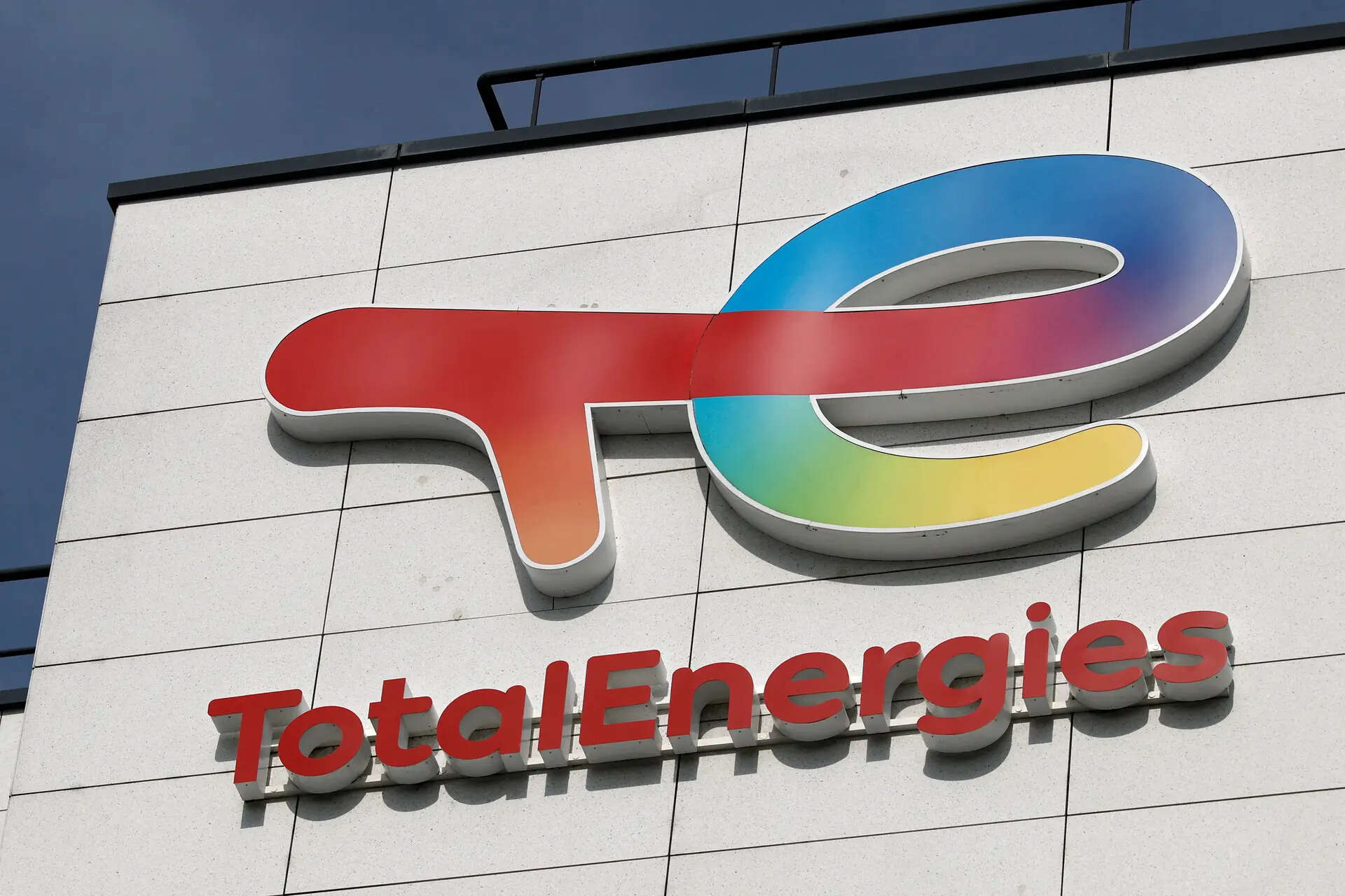 <p>Portfolio LNG players are becoming key stabilisers of global gas markets amid geopolitical and logistics disruptions, says TotalEnergies’ Ronan Bescond.</p>