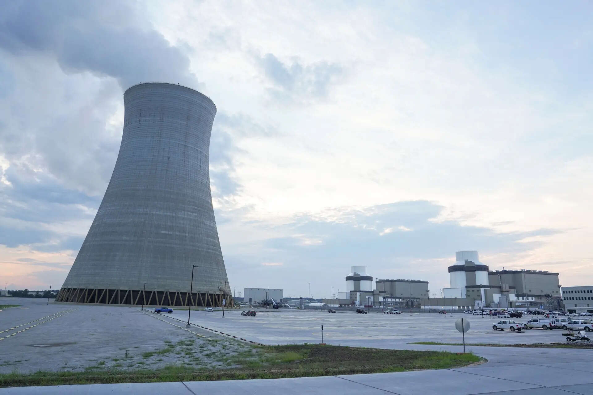 <p>India is opening its nuclear power sector to private companies. This historic reform aims to boost nuclear energy capacity by 2047. </p>